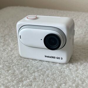 Insta360 GO 3 Small Action Camera w/ Charge Case 64 GB